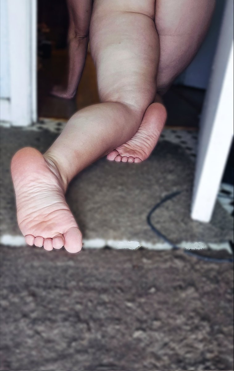 XplodingPeach's tweet photo. I'm just a slug with juggs #feetwoship #toesandsoles #crawling #tease #gfe #snapchat #slug #snailtrail #assandtitties https://t.co/KKRd2ZfcB7