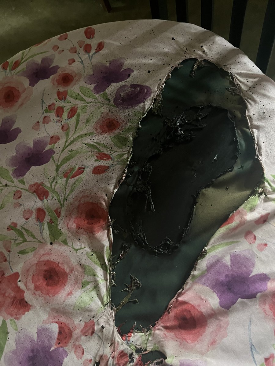 Abrahamdol_'s tweet photo. @XiaomiColombia mi redmmi note 10 acaba de explotar su pila, no estaba soplada la batería, ni estaba caliente, justo mi mamá terminaba de hacer una llamada, afortunadamente no lo tenía cerca a su cara, quien garantiza eso? https://t.co/bJi8oyJcxn