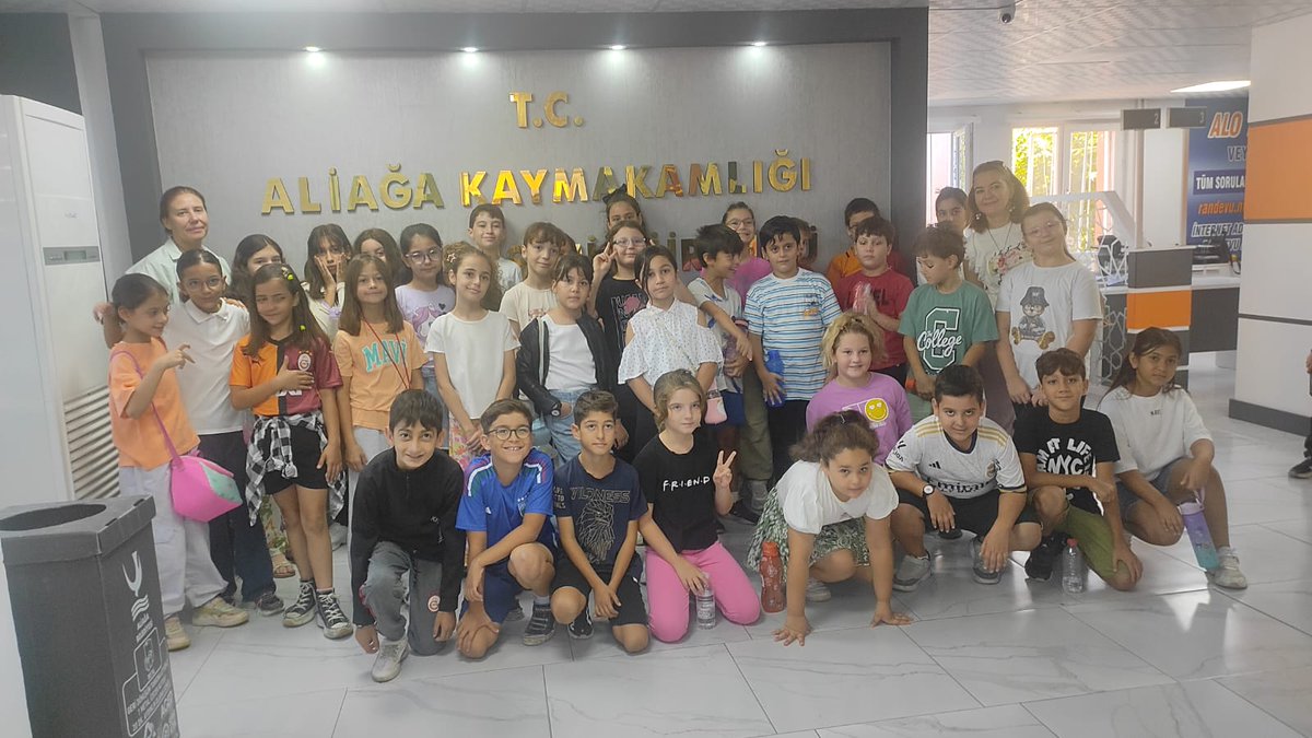 AliagaNufus's tweet photo. Bugün de; İlçemiz de bulunan Cumhuriyet İlkokulu öğrencileri ile "Herkesin bir kimliği var" konulu derslerini birlikte soru ve cevap şeklinde işledik. Değerli öğretmenlerine ve öğrencilerine ziyaretlerinden dolayı Müdürlüğümüz adına teşekür ederiz. https://t.co/wbMReB9r25