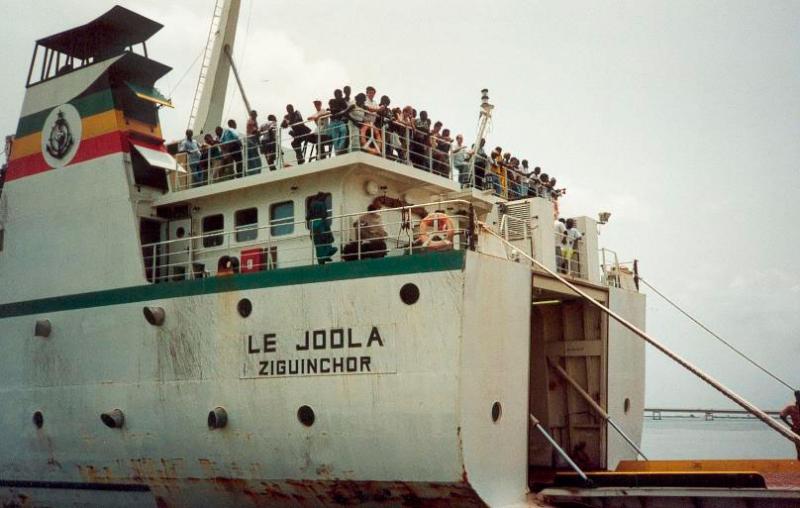TasOfficiel's tweet photo. En ce jour de commémoration de la tragédie du Joola, mes pensées les plus profondes accompagnent les victimes et leurs familles. 

Nous avons le devoir de ne jamais laisser s’éteindre la mémoire de ceux qui ont péri. Ce drame, qui a marqué à jamais l’histoire du Sénégal, nous rappelle douloureusement que les négligences humaines peuvent engendrer des conséquences tragiques. 

Aujourd’hui encore, de nombreuses épreuves que nous traversons montrent que nous n’avons pas su tirer toutes les leçons de cette catastrophe. En tant que nation, il est impératif de repenser notre trajectoire et de méditer sur nos manquements collectifs.