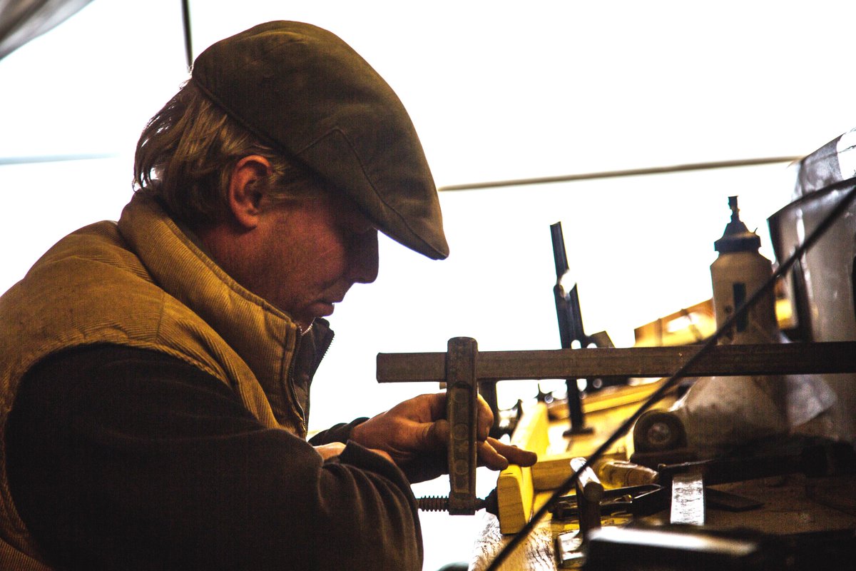 gweek_boatyard's tweet image. Another skilled contractor working here at the boatyard: shipwright Andrew Massey. Andrew specialises in bespoke joinery, restorations and repairs.

📸 : Hannah Maltwood

#shipwright #workingboatyard #cornwall