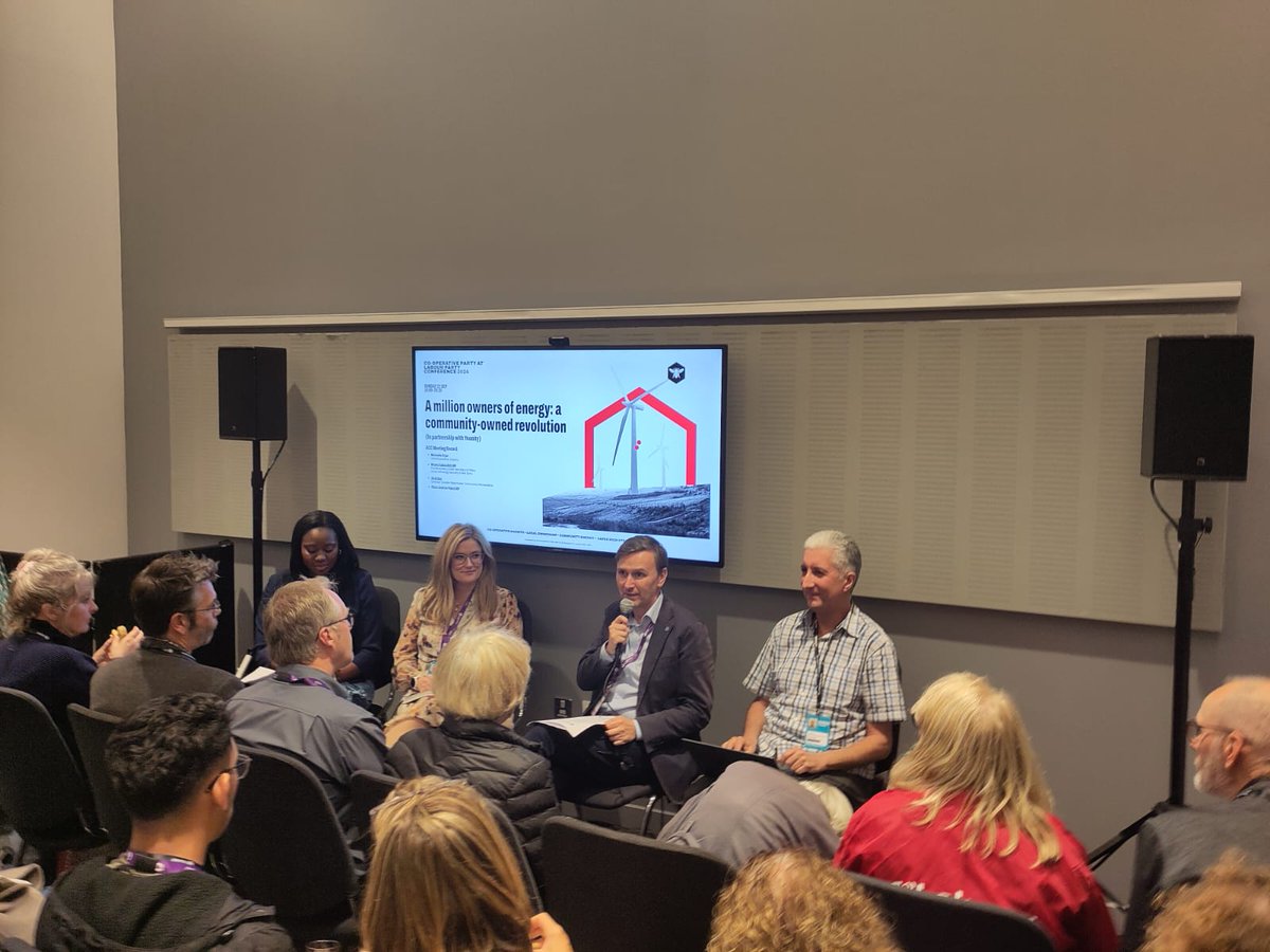 Younity_UK's tweet photo. This is what progress looks like🤩

We were invited to the @UKLabour conference to speak at a @CoopParty fringe event - letting people know about the true potential of community energy.

The future IS communities working together to take control of their energy✊ https://t.co/Clh0e6VtZa