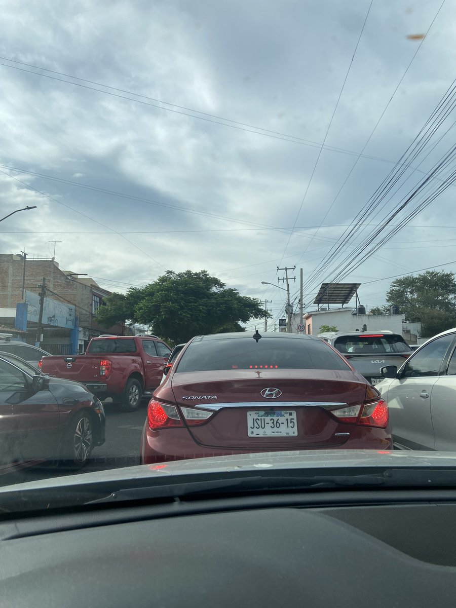 seethelight82's tweet photo. @MovilidadZap @MovilidadZap Acá deberían estar, un cruce antes hay 4-5 carriles de coches queriendo entrar a Acueducto… URGE https://t.co/CSx5KkP6Gr