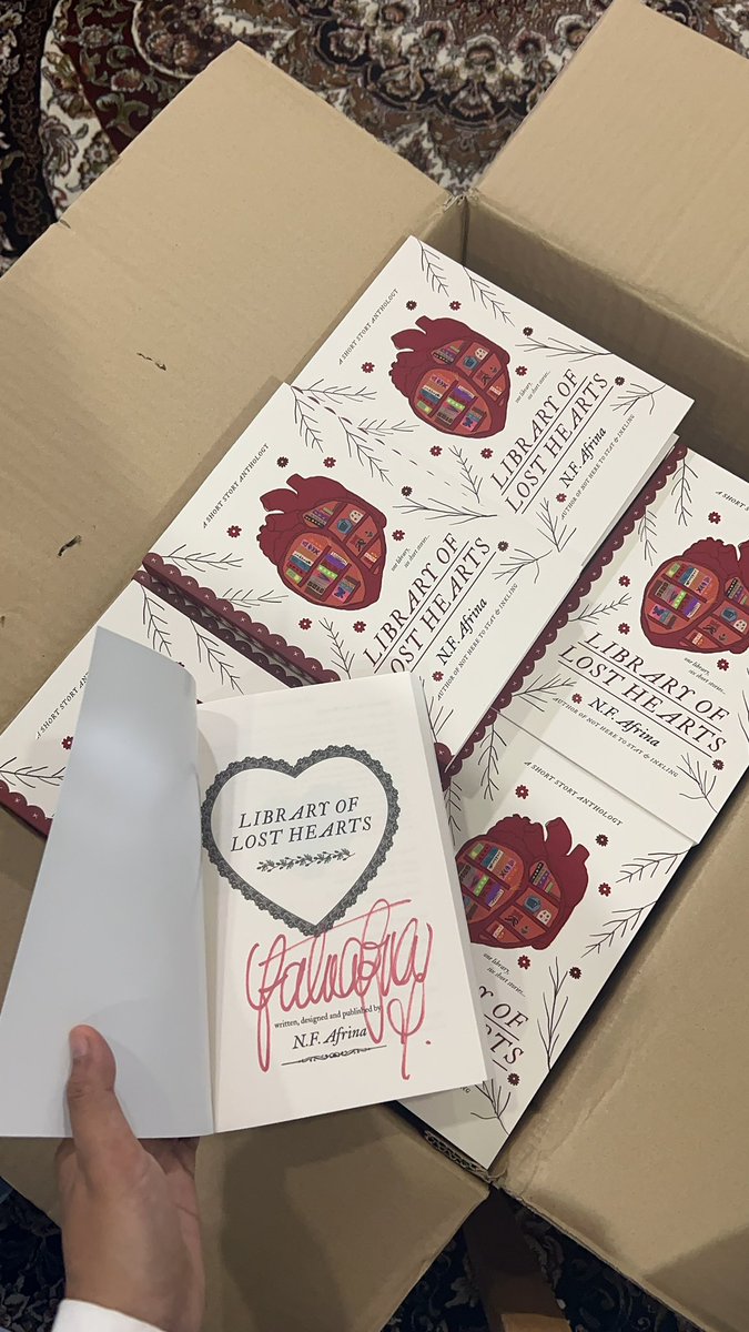 heyitsnf's tweet image. the prep for the book launch continues! today the tote bags and mugs arrived and managed to sign some books. sleeping early tonight so i can continue esok pagii in sya Allah ♥️🎀💐