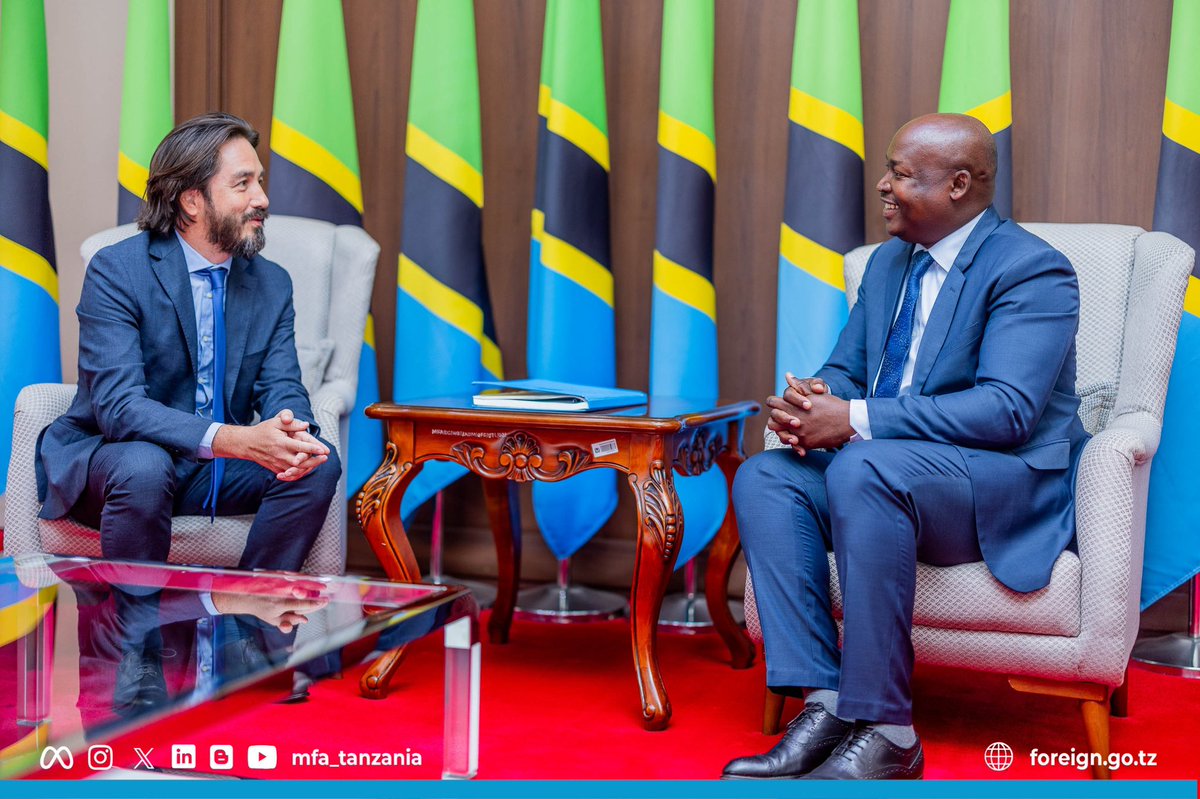 mfa_tanzania's tweet photo. Naibu Waziri wa Mambo ya Nje na Ushirikiano wa Afrika Mashariki, Mhe. Dennis Londo (Mb), leo amepokea Hati za Utambulisho kutoka kwa Mkuu wa Misheni ya WFP nchini Tanzania Bw. Ronald Tranbahuy. #Diplomasia #Ushirikiano #TanzaniaWFP https://t.co/7pJ6cxhG4A