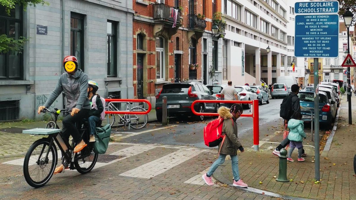 chercheursdair_'s tweet photo. Nouvelle barrière pour la rue de la Rhétorique ! La mobilisation porte ses fruits : la #RueScolaire s’installe durablement à Saint-Gilles. Une belle avancée pour une rue plus sûre et un air plus sain ! 🚸🌿 https://t.co/qJykBaoxWh