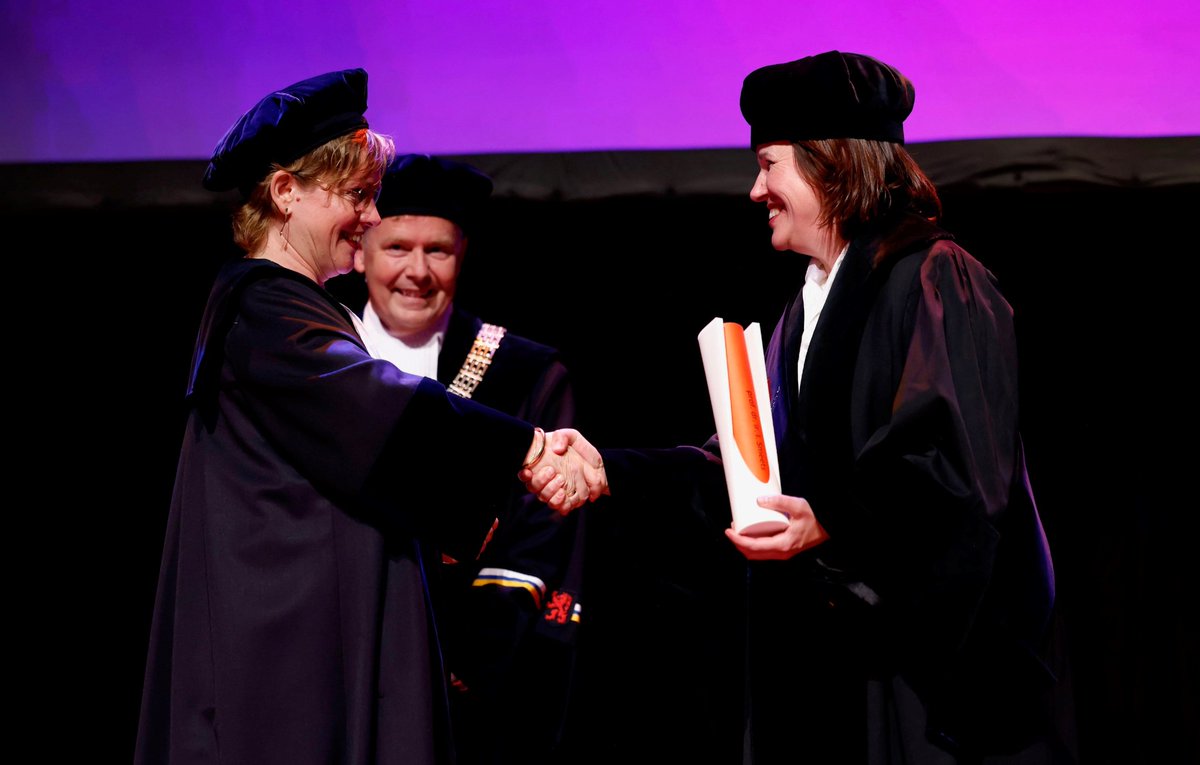 Open Universiteit (@ou_nederland) on Twitter photo De Open Universiteit staat voor het toegankelijk maken van wetenschap. Ionica Smeets, hoogleraar Wetenschapscommunicatie <a href="/UniLeiden/">Universiteit Leiden</a> ontvangt een eredoctoraat voor hoe ze met wetenschapscommunicatie de kloof tussen experts en het algemeen publiek overbrugt. De Open Universiteit staat voor het toegankelijk maken van wetenschap. Ionica Smeets, hoogleraar Wetenschapscommunicatie <a href="/UniLeiden/">Universiteit Leiden</a> ontvangt een eredoctoraat voor hoe ze met wetenschapscommunicatie de kloof tussen experts en het algemeen publiek overbrugt.