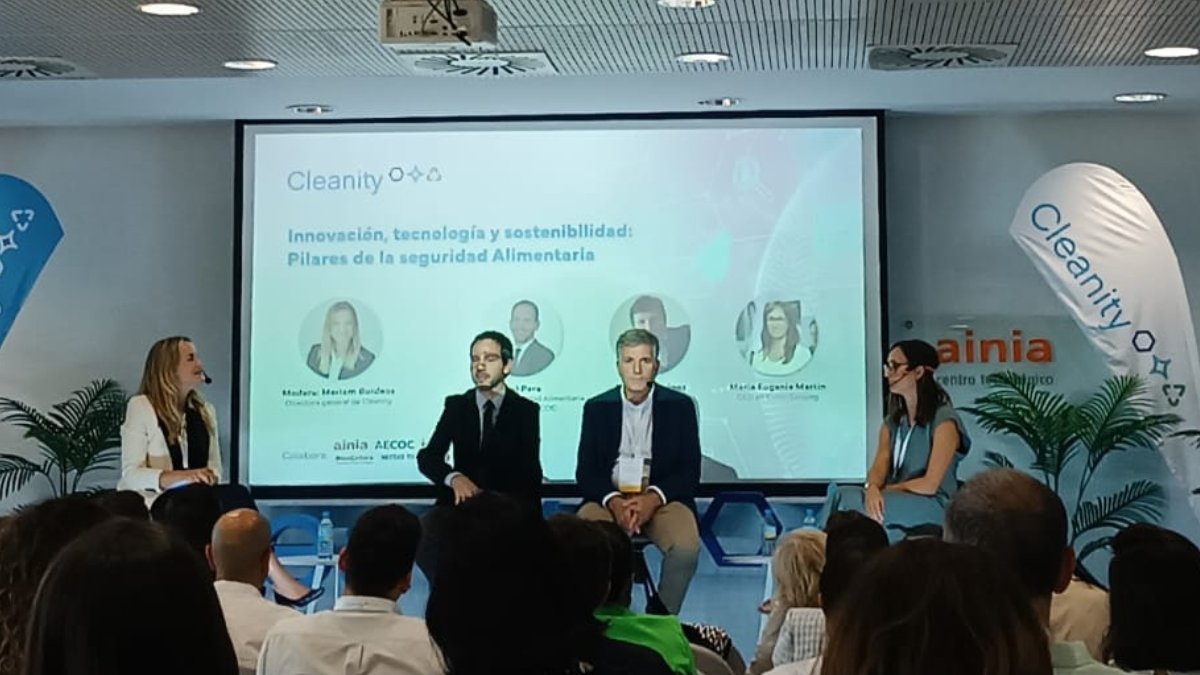 Food4LifeSPAIN's tweet photo. 📢 Lydia López, técnico I+D+i @esFIAB, ha asistido a la jornada "Innovación y Tecnología al Servicio de la Industria Alimentación Bebidas", organizada por @Cleanity_es, en la sede de @ainiatecnologia 

Agradecemos a #Cleanity la organización de este tipo de eventos enriquecedores https://t.co/Mv7n5IDteq
