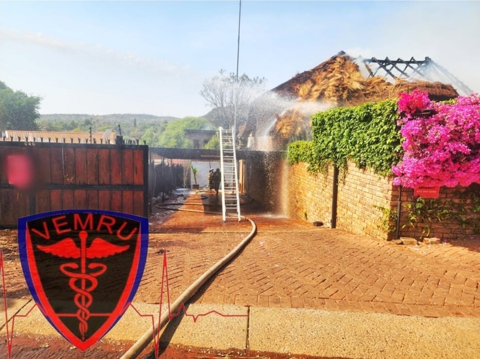 _ArriveAlive's tweet photo. Fire extinguished at a thatch roof of a home in Rhode Street, Faerie Glen https://t.co/gETLTdy8Ui #ArriveAlive #Fire #Thatchroof @BurnshieldZA https://t.co/eENZtV1SYu