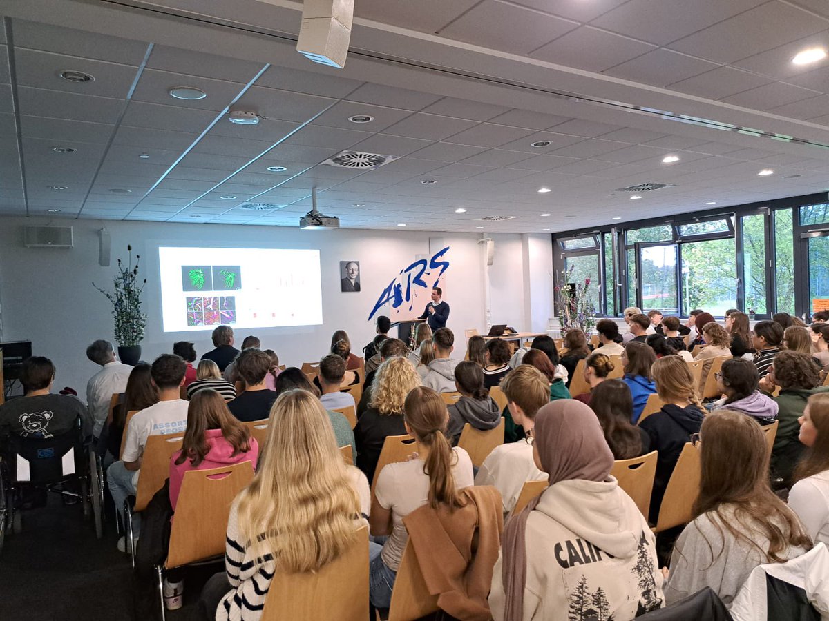 A bit unusual to teach high school students but it was a lot of fun to give a talk about cellular interactions in the heart at the Adolf-Reichwein-Schule in #Limburg. Thanks for the invitation and the interesting discussion afterwards! 😊
<a href="/CPI_ExStra/">CPI</a>