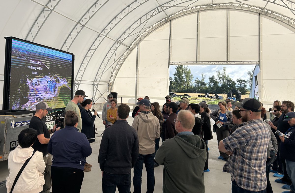 angiestraathof's tweet image. This morning @OntarioSoilCrop is pleased to host @AAFC_Canada scientists and #LivingLab partners from across the country to learn about Living Lab - Ontario. Huge thanks to our hosts, Osgoode Farms and Hamlane Farms!