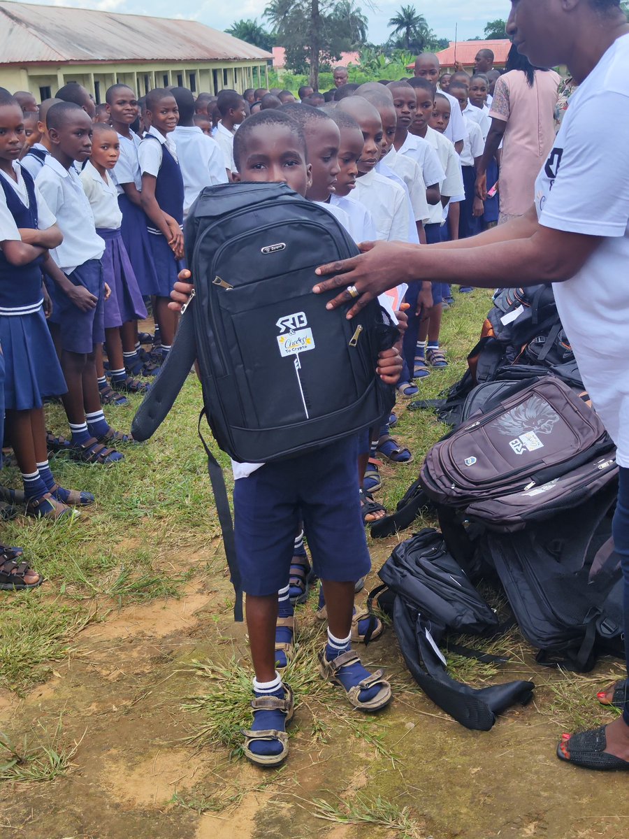 CheerstoCrypto2's tweet photo. Heartfelt message from the principal 😊😊
#CheerstoCrypto #CryptoForGood #EducationMatters #GivingBack #CommunityLove #EmpoweringYouth https://t.co/a7h6CZzToW