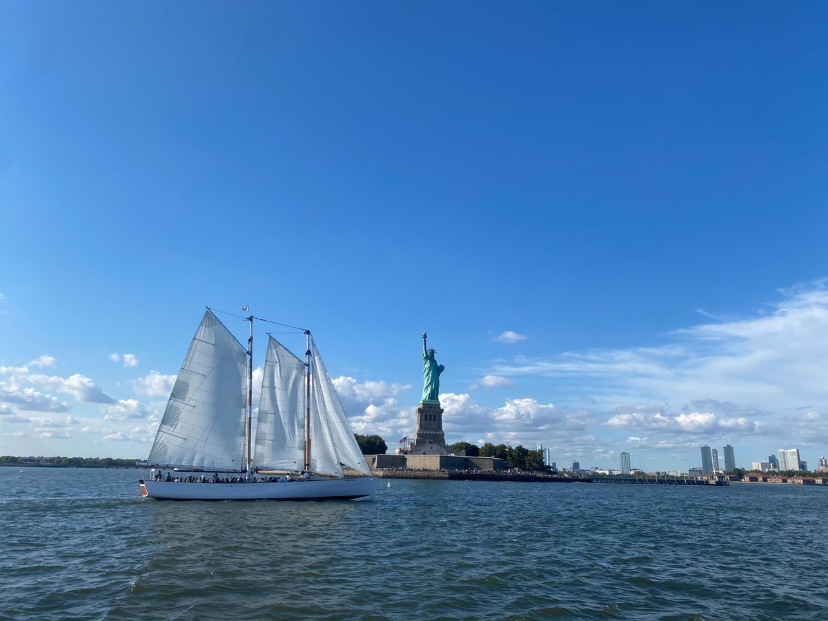 fastly's tweet image. Our NY office celebrated the end of ☀️  summer, and beginning of 🍂 fall, by taking an afternoon river cruise last weekend with Fastlyans and their family members! ⛵ #Offsite #TeamBonding #LifeAtFastly