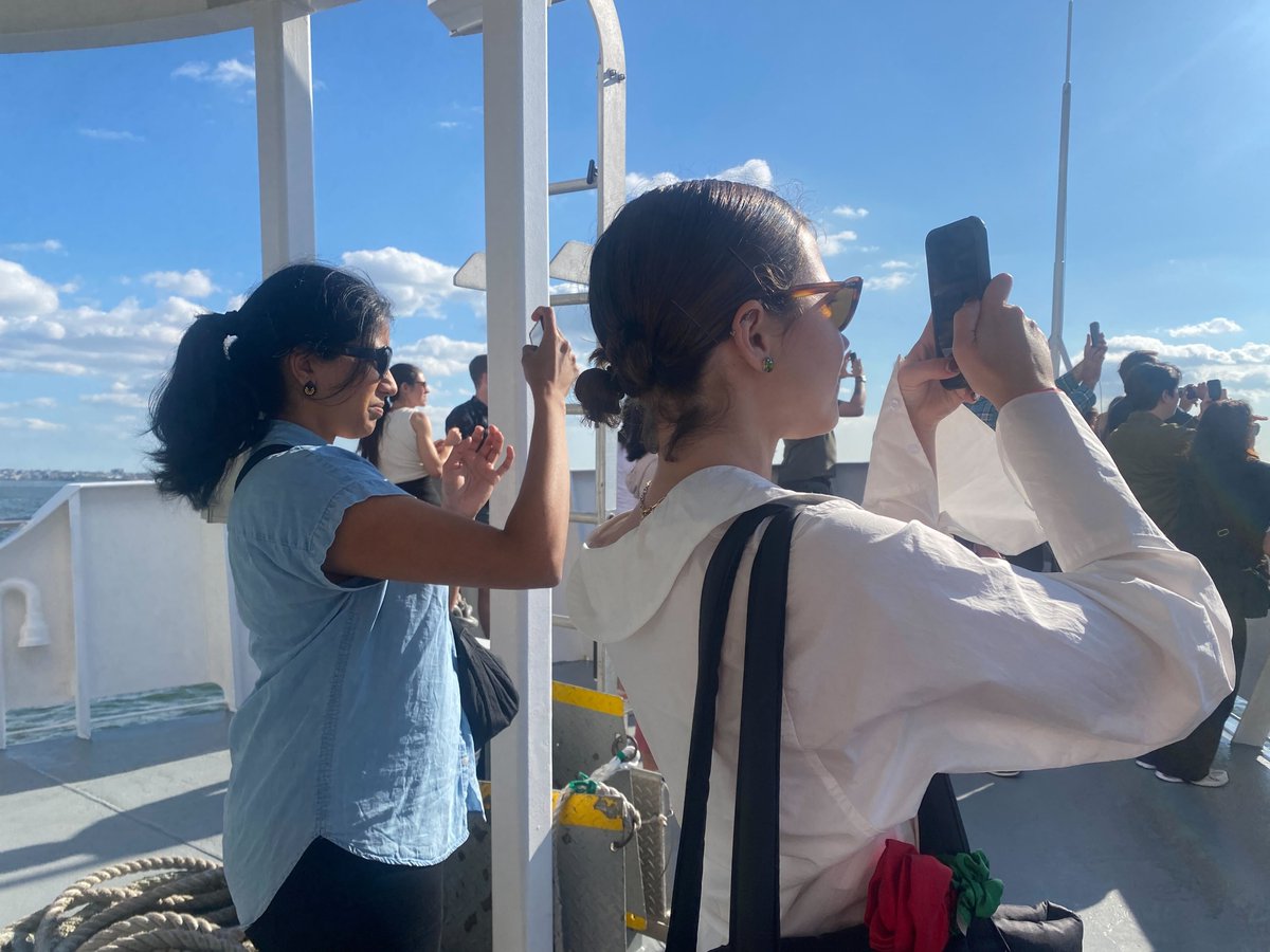 fastly's tweet image. Our NY office celebrated the end of ☀️  summer, and beginning of 🍂 fall, by taking an afternoon river cruise last weekend with Fastlyans and their family members! ⛵ #Offsite #TeamBonding #LifeAtFastly