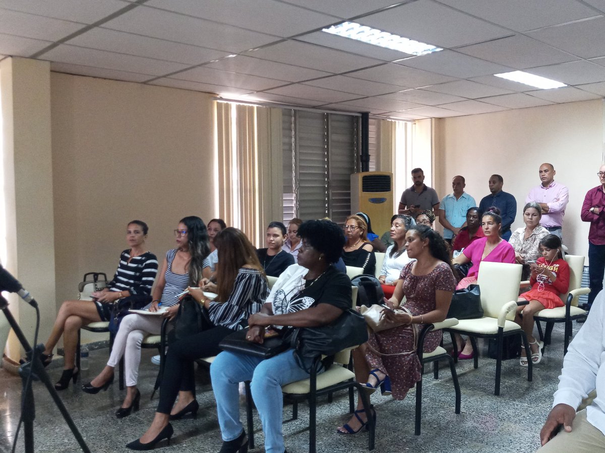 Sesiona hoy el encuentro de #MujeresDirectivas de <a href="/CubaRonSA/">Cuba Ron S.A 🇨🇺</a> con presencia de la VM @midalys_blancoy el acompañamiento de la <a href="/FMC_Cuba/">FMC de Cuba</a>.trabajar con la reserva , atender y dar prioridad a este tema es urgente para garantizar continuidad.Asi expresó la directiva del Minal.