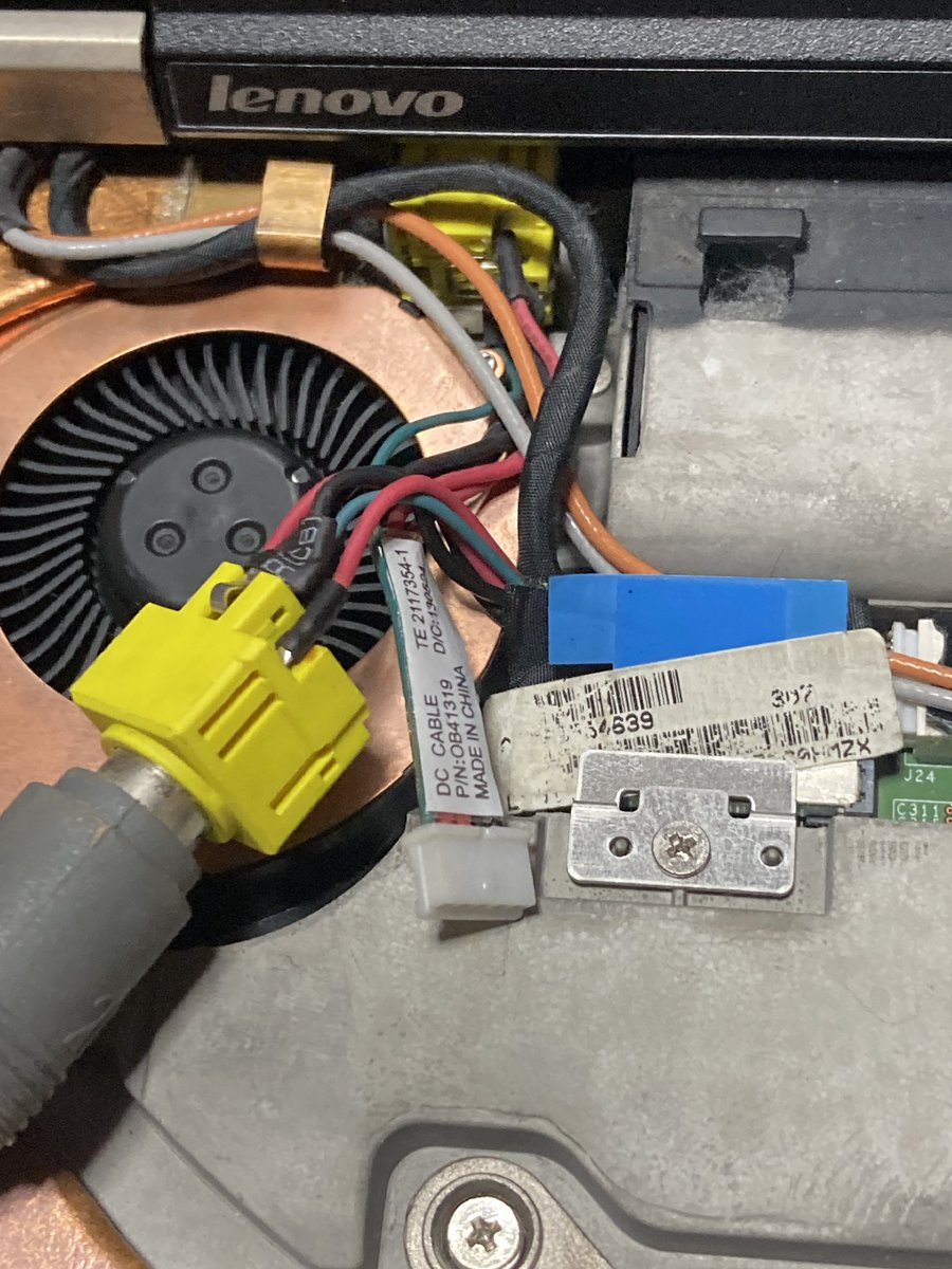 zako_soft's tweet photo. #T430
一瞬FANが回るだけ起動しない!
CPU、FAN、メモリ、電源コネクタ、
キーボード交換するが、ダメ。
どうすっかな? https://t.co/wi6Lxnh5x8