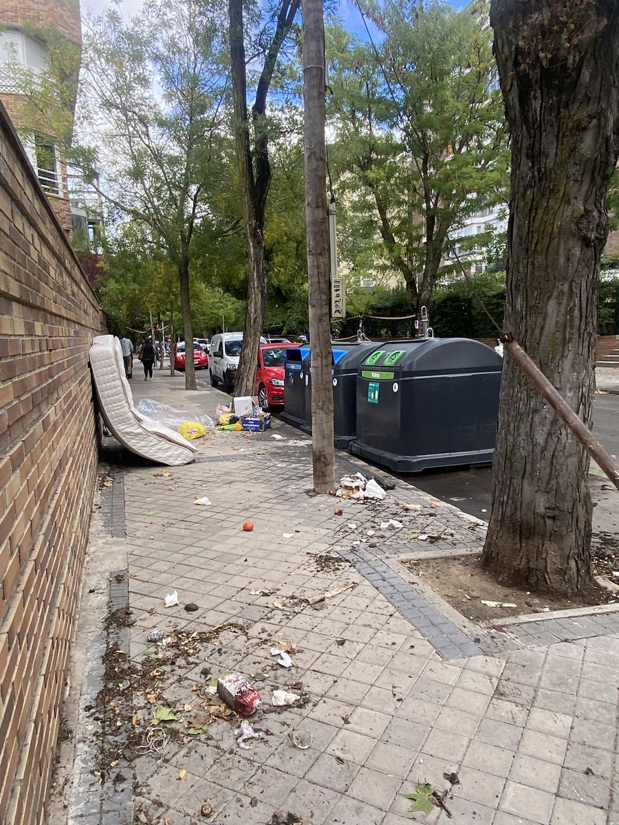 becervera's tweet photo. @Lineamadrid @MADRID @JMDChamartin así esta la c/francisco suarez! Una vergüenza. Estaban cambiando los contenedores y lo dejan asi… https://t.co/bl9kk0Quqp