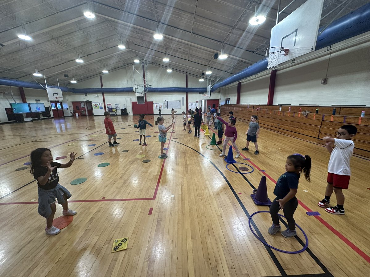Throwing and Catching in <a href="/GFESWildcats/">Goodwin Frazier</a> Physical Education! <a href="/GfesPe/">GFES PE</a> #movetolearn #cultivate #todayincomal