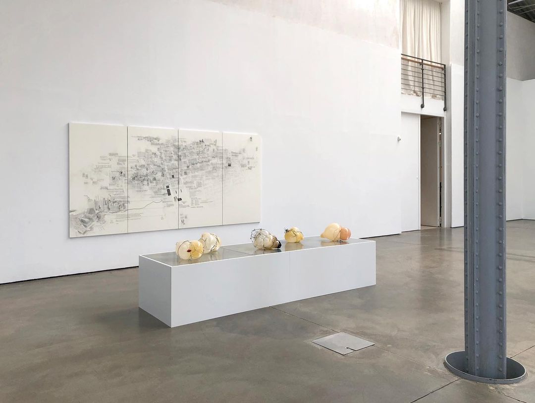 GaleriePoggi's tweet photo. ➿ Hors les murs | La @KunstLingen présente “Building Worlds”, la première exposition de mi-carrière de Larissa Fassler en Allemagne. Une vingtaine d’œuvres de différentes périodes sont mises en scène dans une architecture intérieure spécialement conçue pour l’exposition. https://t.co/UQjC3MSZhe