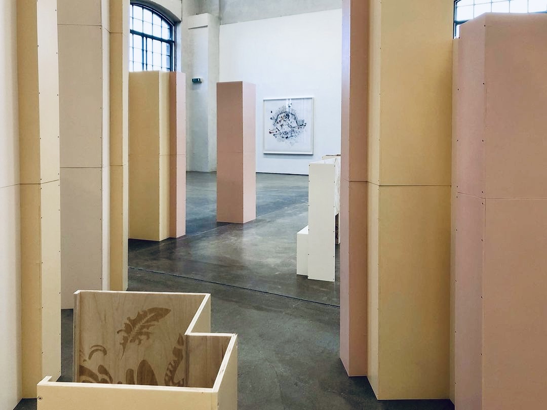 GaleriePoggi's tweet photo. ➿ Hors les murs | La @KunstLingen présente “Building Worlds”, la première exposition de mi-carrière de Larissa Fassler en Allemagne. Une vingtaine d’œuvres de différentes périodes sont mises en scène dans une architecture intérieure spécialement conçue pour l’exposition. https://t.co/UQjC3MSZhe