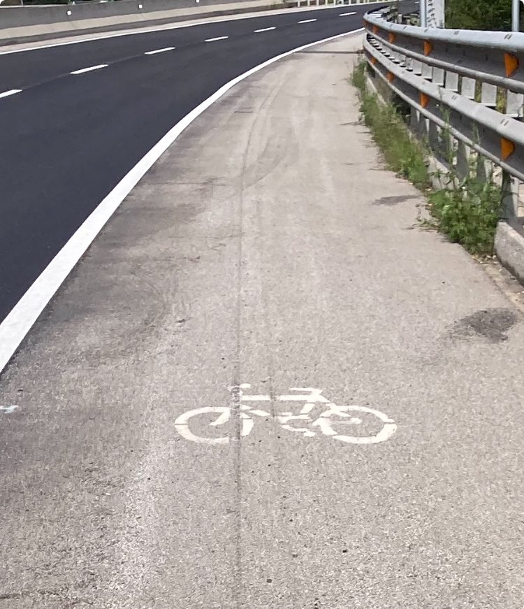 Tram de la C-17 asfaltat i pintat de nou, MENYS  el carril bici, sóm usuaris de segona. #cedinsa #C17 #ciclisme