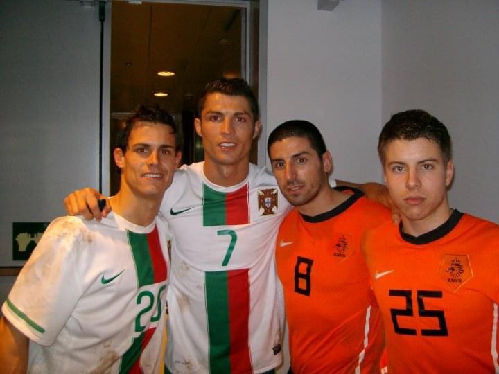 RajadoresFutbol's tweet photo. Desgraciadamente no he podido vivir del fútbol. En cambio, sí que puedo afirmar que, durante mis años de universidad, los vicios me los sufragaba el hacer de extra en anuncios de nuestro amado deporte. 

Amplío información 👇👇 https://t.co/dCpV1tLlVy