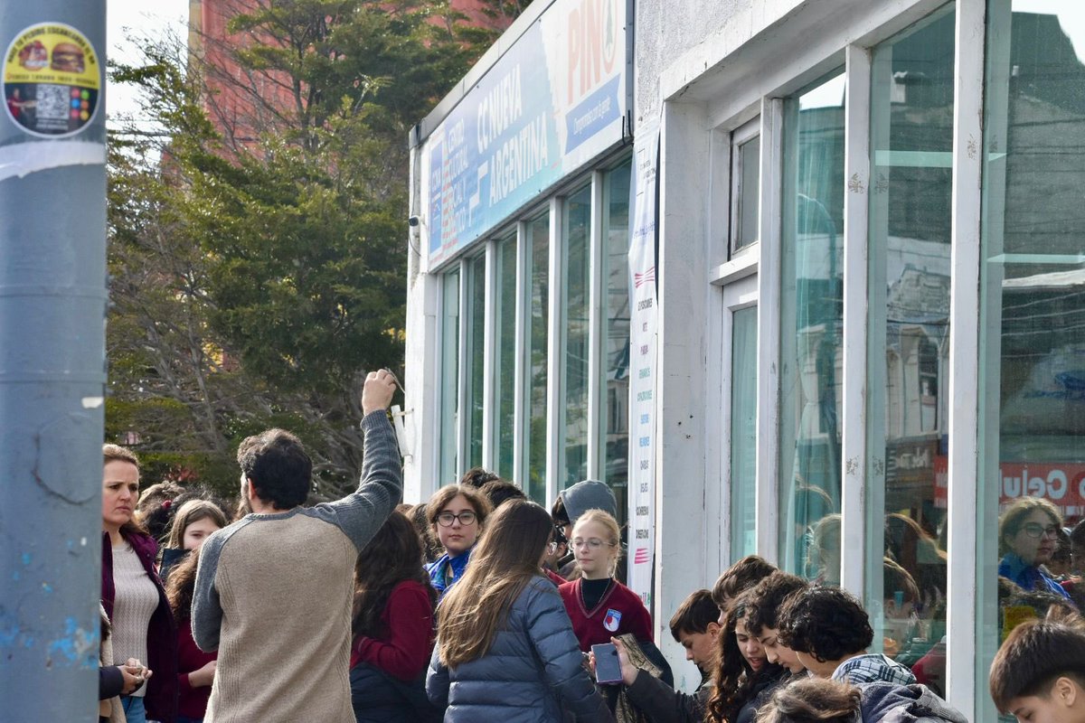Pino_Ush's tweet photo. 🎓 Alumnos y alumnas de 1ro y 2do año se acercaron al Centro Cultural Nueva Argentina para conocer la muestra llevada adelante por el CADIC.
👉🏻 Entrada libre y gratuita. ¡Queremos que seas parte!
📍 Av. San Martín 1052
#JuanCarlosPinoLegislador #CADIC #Ushuaia #TDF https://t.co/Qx1h2FyMUq