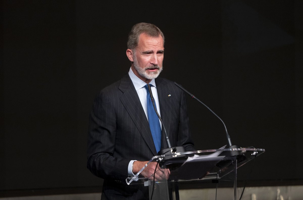 LaJornada's tweet photo. #Dinero, columna de @galvanochoa

Al rey #FelipeVI no lo quiere la #izquierda, dice que está harta de mantener a una familia real de parásitos. El padre de Felipe, el rey Juan Carlos I, tuvo que abdicar envuelto en sonados casos de corrupción. Las redes sociales cuentan historias de infidelidades tormentosas.

https://t.co/0iZBd5EnR4