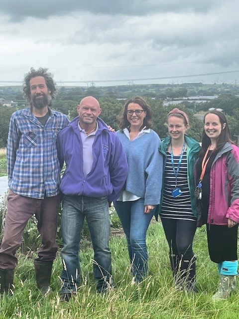 Llongyfarchiadau!   Enillydd ein 'Gwobr Cynaliadwyedd mewn Gofal Iechyd' yw Amaethyddiaeth a   Gefnogir gan Gymuned Cae Felin. #UBAYCGwobrauStaff2024 <a href="/BaeAbertaweGIG/">Bae Abertawe GIG</a> <a href="/SBUHB_Awards/">Swansea Bay UHB Awards</a>