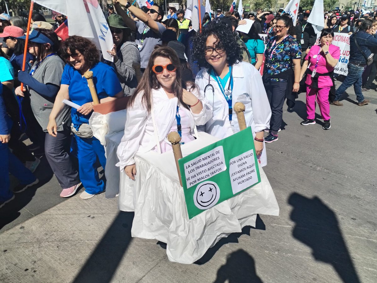ConfusamChile's tweet photo. Diferentes manifestaciones de los y las funcionarias en paro en nuestra marcha en Santiago. https://t.co/kTXvNQ2XUx