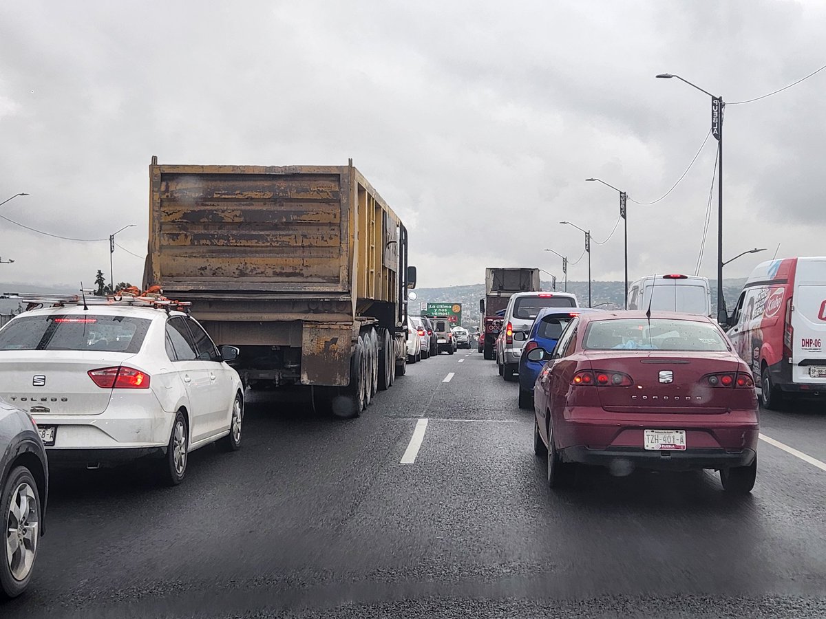 alfredotodd71's tweet photo. Trafico parado sobre Periférico ecológico a la altura #IPTH
#puebla https://t.co/eZcZKtRDRc
