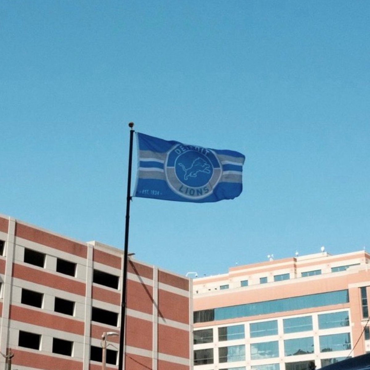 gmrencen's tweet photo. The Detroit Lions are back and the city is ready to roar! 🏈🦁💙

📸: https://t.co/jPIuU0OIXP https://t.co/mlGO6ptc8m