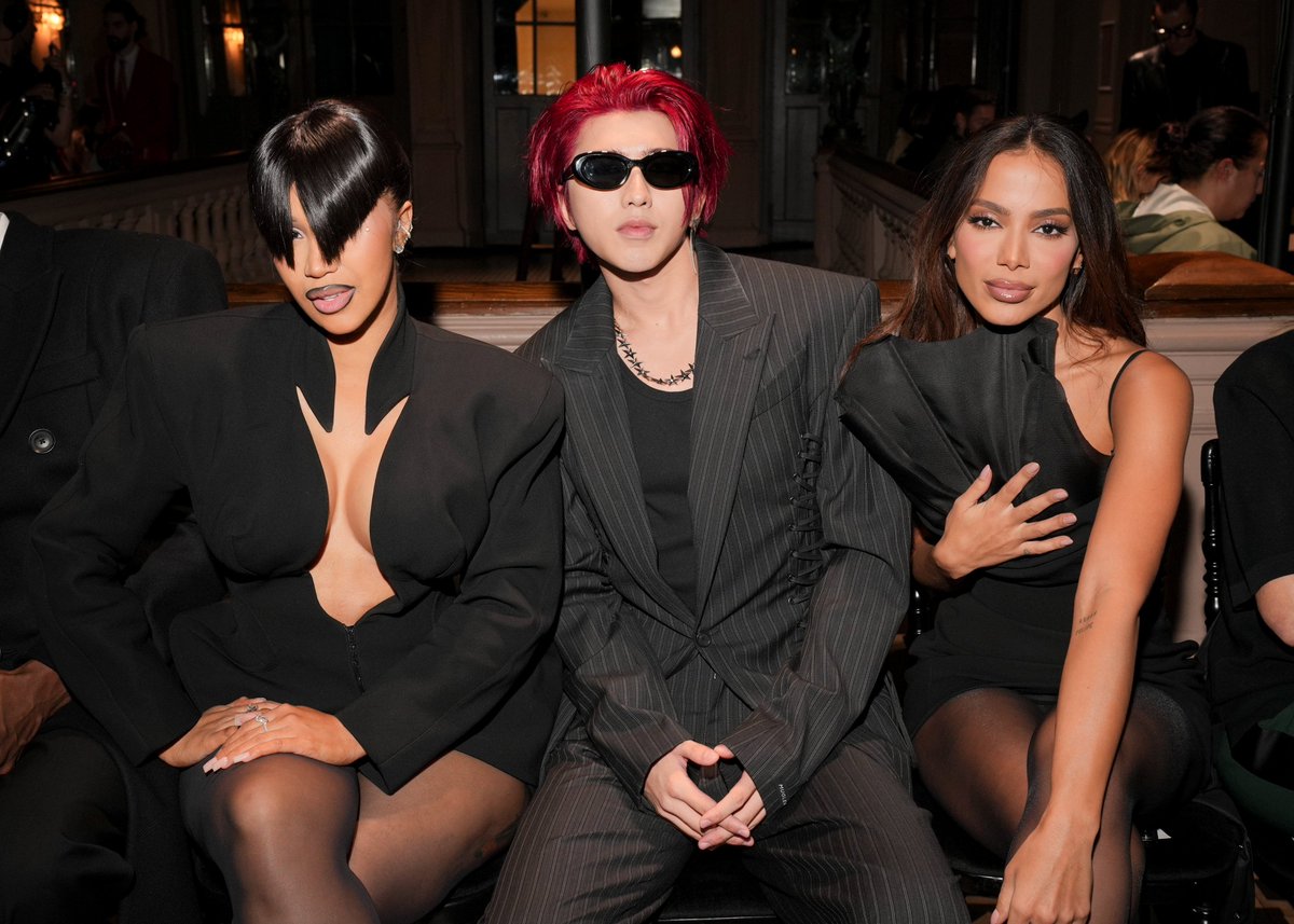 MTV's tweet photo. The trio I never knew I needed 🤩

📍 Mugler – #ParisFashionWeek 
🌟 @iamcardib 
🌟 @kun_officialx 
🌟 @Anitta https://t.co/gcMgir7268