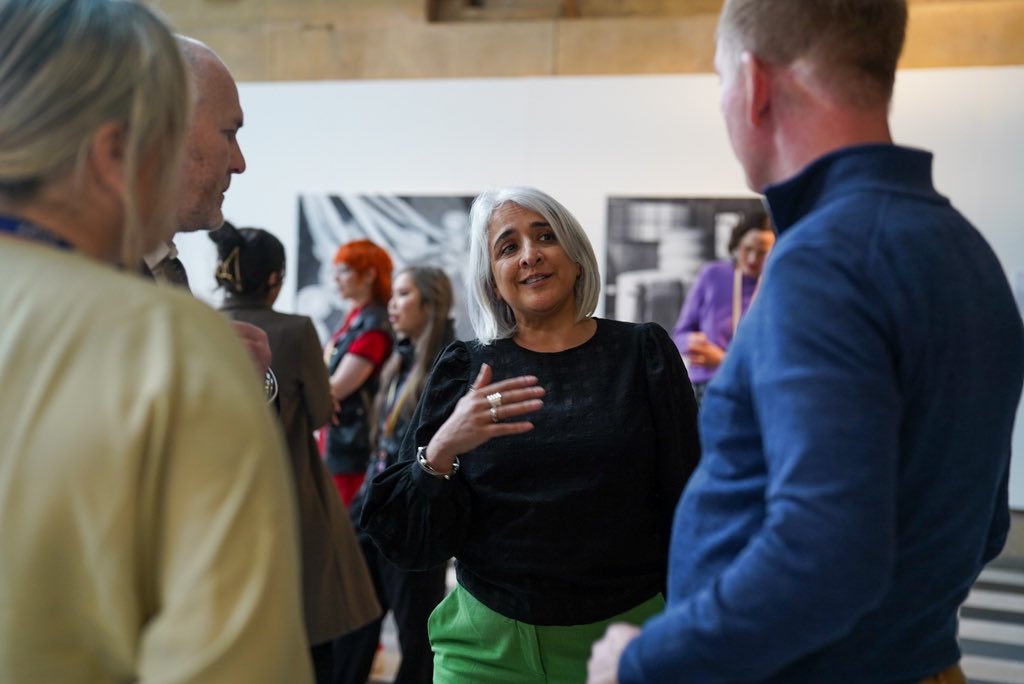 DCMS's tweet photo. The countdown is on for @bradford2025!

Culture Minister @RhonddaBryant visits Cartwright Hall, a hub of creativity for household names and up and coming artists https://t.co/fFt9VmwtHW