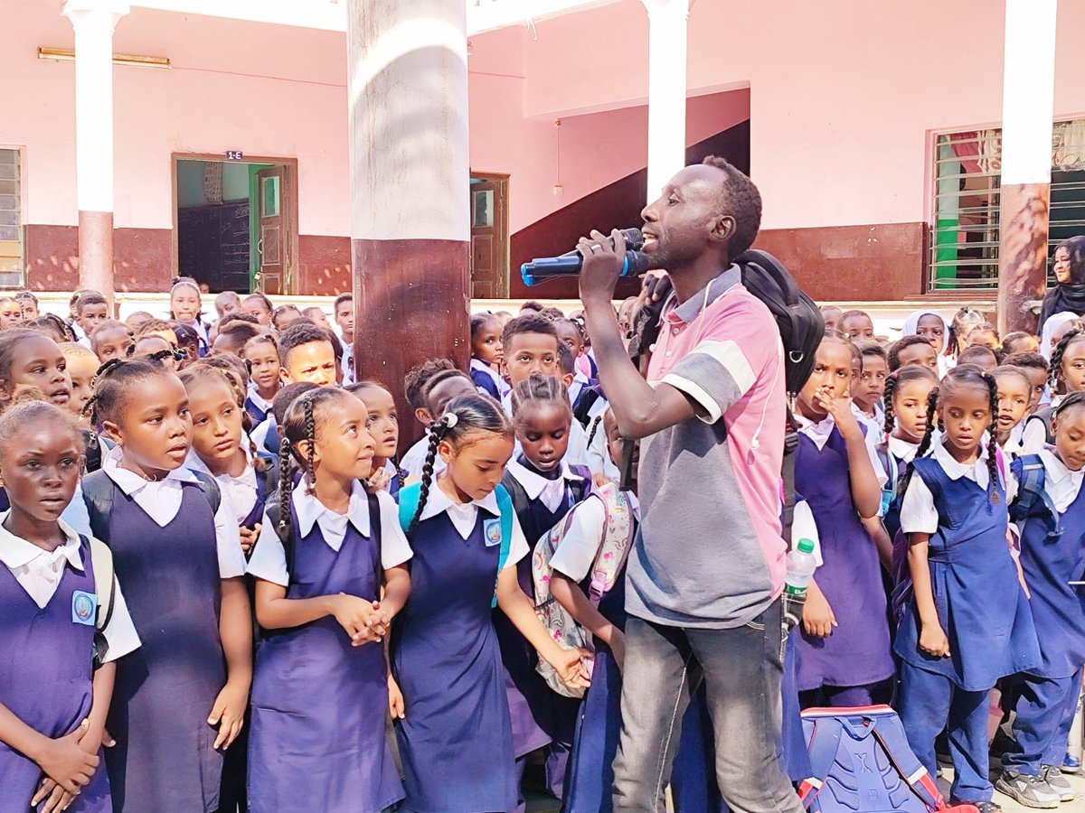 شرطة مرور ولاية البحر الاحمر تنظم برامج توعوية خاصه بالسلامة المرورية بمدارس الولاية وتاتي هذه الفعاليات والبرامج من خلال  الخطة السنوية التى تنفذها الإدارة العامة للمرور شمل البرنامج تقديم محاضرة توعوية إرشادية للطلاب بمدرسة  كمبونى