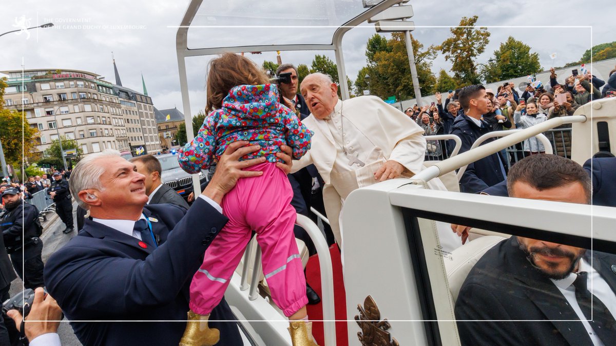 gouv_lu's tweet photo. Impressions du parcours en papamobile de Sa Sainteté le Pape François à travers la Ville de Luxembourg | Impressions of the tour of the city centre of Luxembourg by His Holiness Pope Francis in the Popemobile.➡️https://t.co/GmISPb8f3Q
#POPEinLU #gouvernementLU https://t.co/HafIX8AUHL