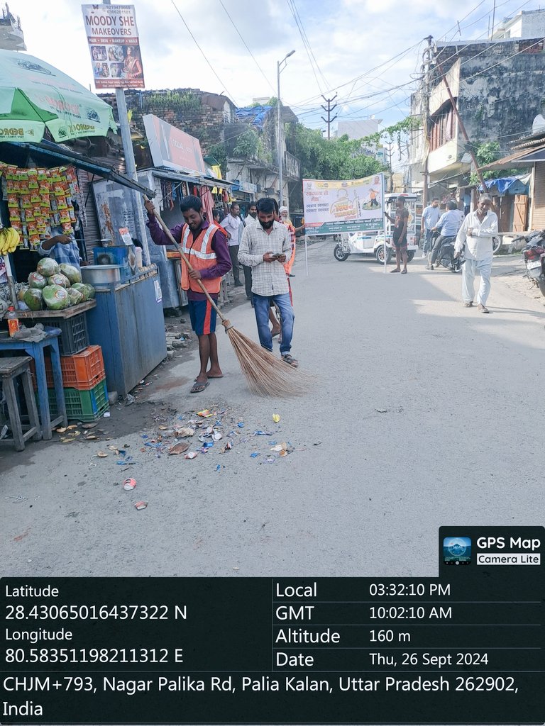 npppaliakalan's tweet photo. 155 घंटे महासफाई अभियान के अंतर्गत आज नगर पालिका रोड पर स्थित स्ट्रीट वेन्डर्स के विक्रय क्षेत्र में कूड़ा एकत्र कर पथ विक्रेताओं को सफाई के साथ अपनी विक्रय गतिविधियों को सम्पन्न करने हेतु जागरूक किया गया
#SHS2024 #SwabhavSwachhata #SanskaarSwachhata #SwachhataHiSeva2024 https://t.co/DbjrRfge5I