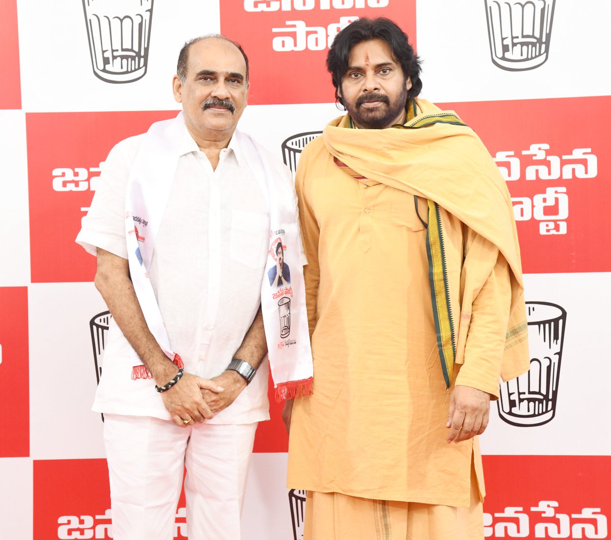 balineni_vasu's tweet photo. మంగళగిరిలోని జనసేన పార్టీ కేంద్ర కార్యాలయంలో ఏపీ డిప్యూటీ సీఎం శ్రీ పవన్ కళ్యాణ్ గారి సమక్షంలో జనసేన పార్టీలో చేరడం జరిగింది..
@JanaSenaParty
@PawanKalyan 
@KChiruTweets
#janasenaparty #Pawankalyan #Balinenisrinivasareddy https://t.co/WTB7y4jnHw
