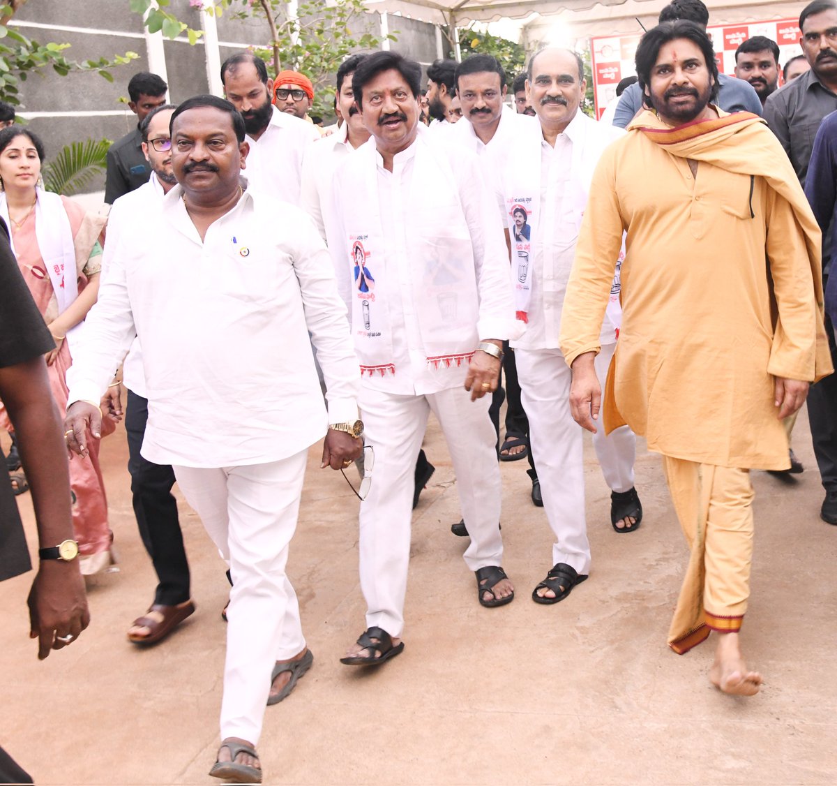 balineni_vasu's tweet photo. మంగళగిరిలోని జనసేన పార్టీ కేంద్ర కార్యాలయంలో ఏపీ డిప్యూటీ సీఎం శ్రీ పవన్ కళ్యాణ్ గారి సమక్షంలో జనసేన పార్టీలో చేరడం జరిగింది..
@JanaSenaParty
@PawanKalyan 
@KChiruTweets
#janasenaparty #Pawankalyan #Balinenisrinivasareddy https://t.co/WTB7y4jnHw