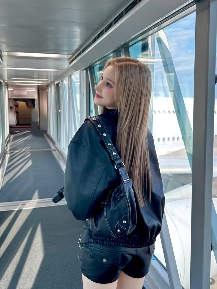 official_kep1er's tweet photo. ➰🇩🇪✈️

#휴닝바히에 #HUENING_BAHIYYIH 
#Kep1er #케플러 https://t.co/88MPJckOb5