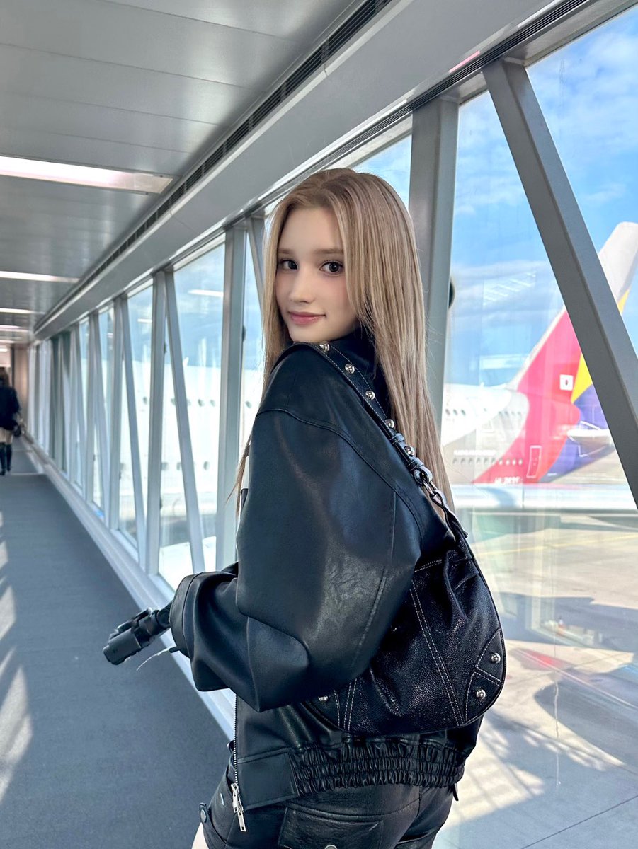 official_kep1er's tweet photo. ➰🇩🇪✈️

#휴닝바히에 #HUENING_BAHIYYIH 
#Kep1er #케플러 https://t.co/88MPJckOb5