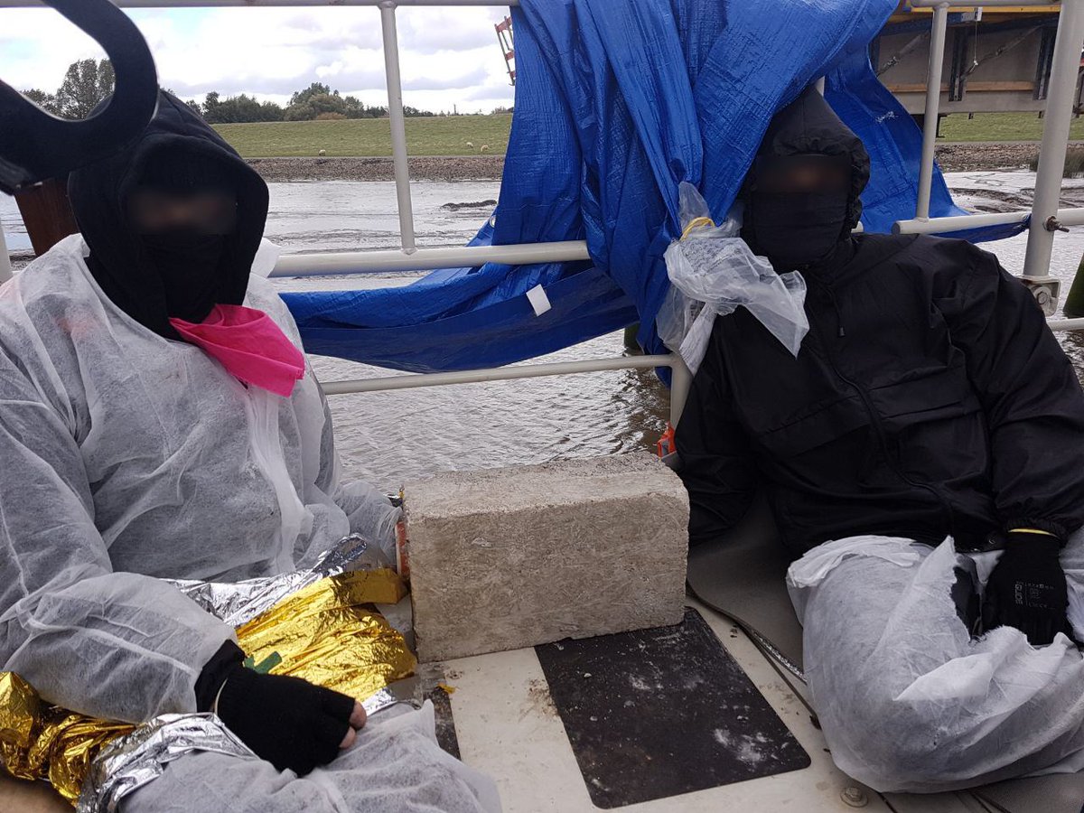 Ende__Gelaende's tweet photo. Wir sind gekommen, um zu bleiben! Einige Aktivisti wurden schon geräumt, viele blockieren aber weiterhin effektiv den Bau fossiler Infrastruktur und erschweren den Cops die Räumung. #blockgas #nolng https://t.co/RZrNns3pKg