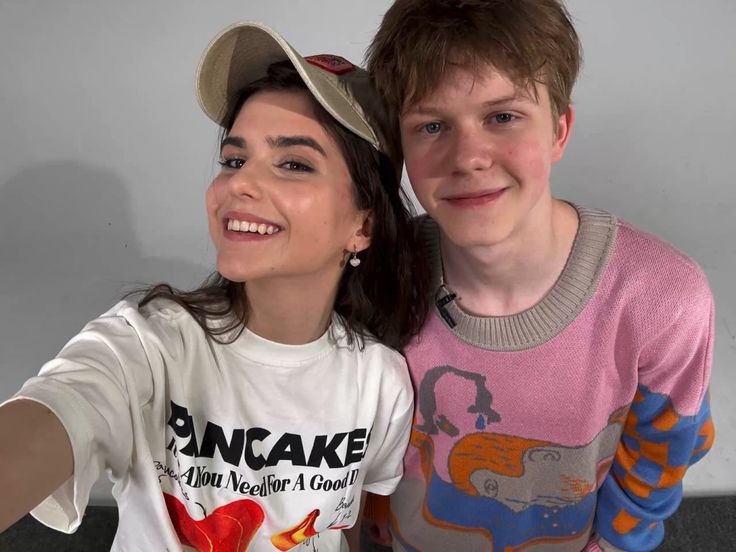 отобрала у него кепку и стоит довольная.