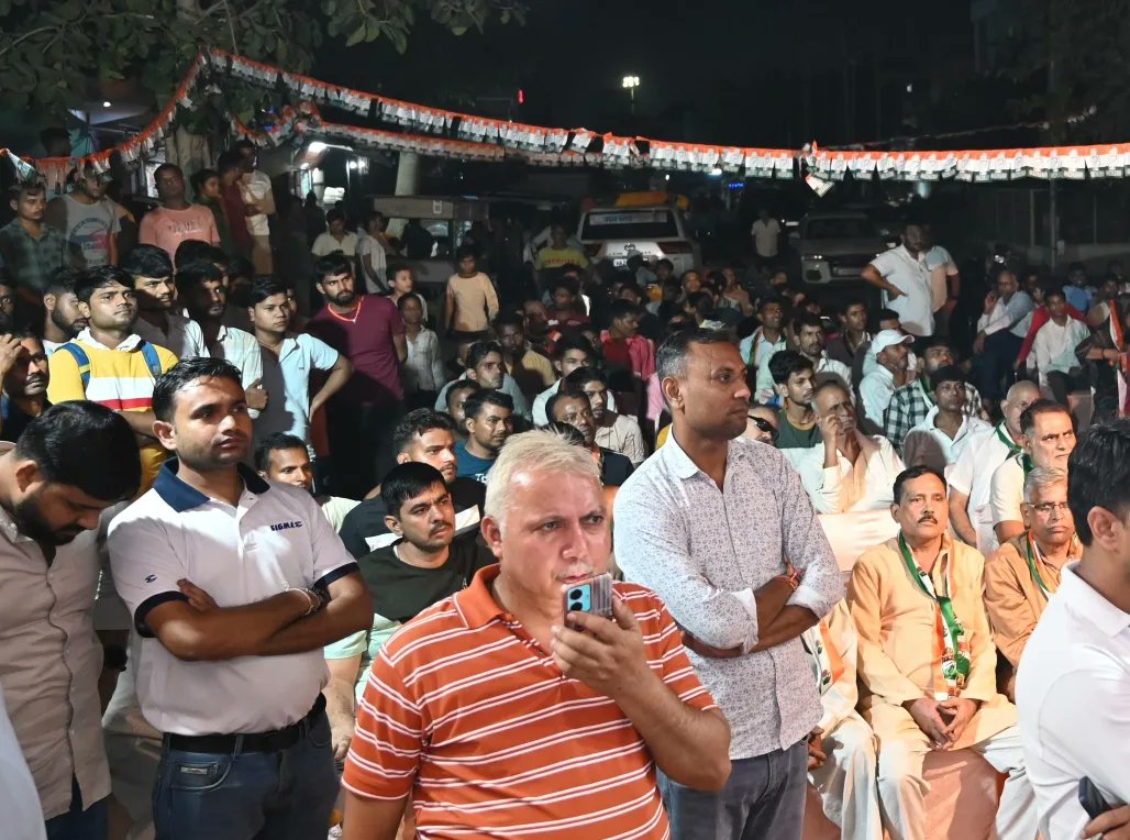 VardhanYaadav's tweet photo. 📍अलियर 

तन-मन में हिम्मत से है दम और मेरी हिम्मत का सबसे बड़ा स्रोत है आपका प्रेम और विश्वास।

जनसम्पर्क कार्यक्रम की श्रृंखला में बादशाहपुर परिवार के स्नेहीजनों से सार्थक एवं सुखद संवाद से क��या और आने वाली 05 अक्टूबर को बादशाहपुर के विकास में एक जिम्मेदार नागरिक होने के नाते अपनी जिम्मेदारी निभाते हुए कांग्रेस के पक्ष में ज्यादा से ज्यादा मतदान कर बादशाहपुर बेटे को आशीर्वाद प्रदान करने कि अपील की। 

इस अवसर पर बादशाहपुर परिवारजनों द्वारा आत्मीयता से परिपूर्ण स्वागत, स्नेह और सम्मान के लिए, हृदय से आभार व्यक्त करता हूं।

#vardhanyadav #vardhanyadavbadshahpur #gurgaon #gurugram #haryana #congress #Election2024 #बादशाहपुर
