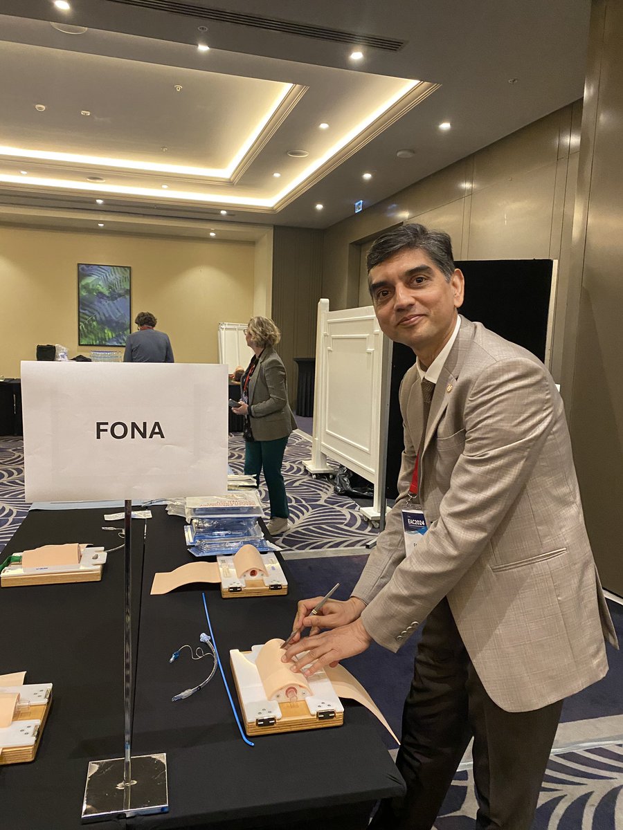 FShamim24's tweet photo. @dasairway @EAMSAirway 
teaching Front of Neck Airway in EAC congress, Istanbul. https://t.co/y7XsT1z4Pl