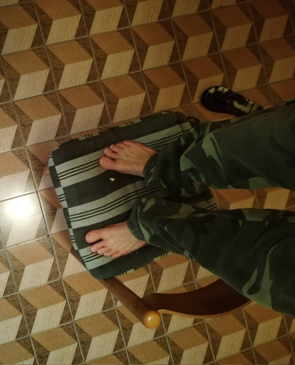 Andreaa13605114's tweet photo. Oh yes, long trousers and bare feet are so sexy mmm 😋, then from so high up on the chair they are even more inviting #14feetsize #longpants #barefoot #palefeet #toes https://t.co/Ax3dSu0cvd
