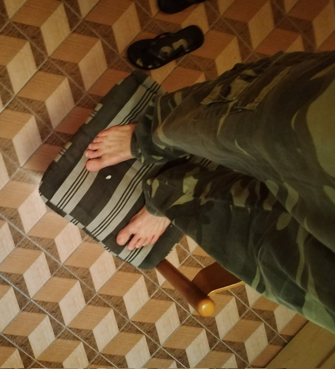Andreaa13605114's tweet photo. Oh yes, long trousers and bare feet are so sexy mmm 😋, then from so high up on the chair they are even more inviting #14feetsize #longpants #barefoot #palefeet #toes https://t.co/Ax3dSu0cvd