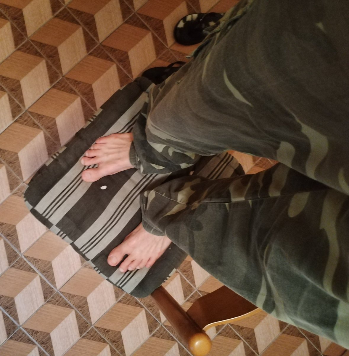 Andreaa13605114's tweet photo. Oh yes, long trousers and bare feet are so sexy mmm 😋, then from so high up on the chair they are even more inviting #14feetsize #longpants #barefoot #palefeet #toes https://t.co/Ax3dSu0cvd