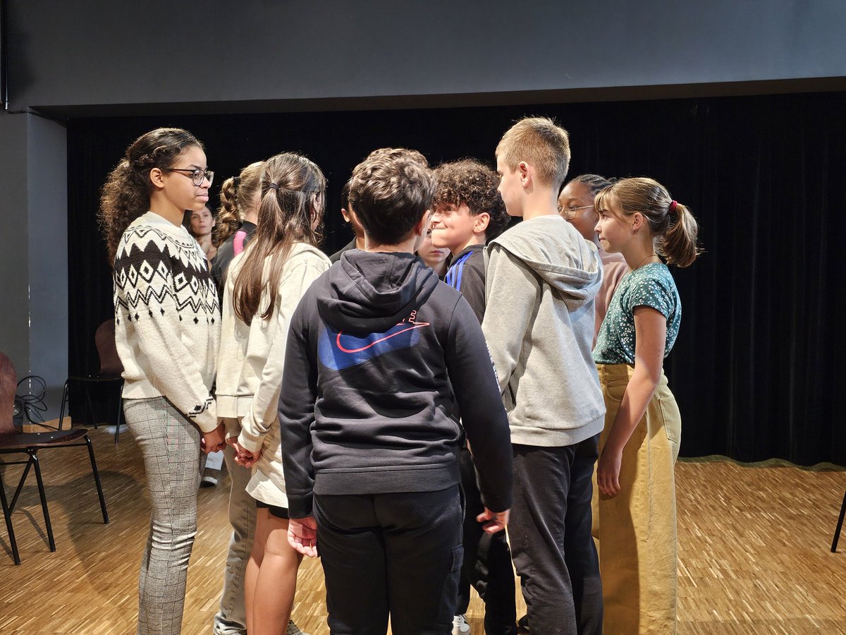 Premier cours de pratique au CRD pour nos élèves de 5e CHAT des <a href="/JRacineCollege/">Collège Jean Racine</a> et <a href="/CollegelouiseM/">REP+ Louise Michel</a> avec Cassandre Levillain, professeure d'art dramatique. Au menu, des exercices pour se connaître, découvrir l'espace, exprimer ses émotions, faire naître le sens du collectif...🎭