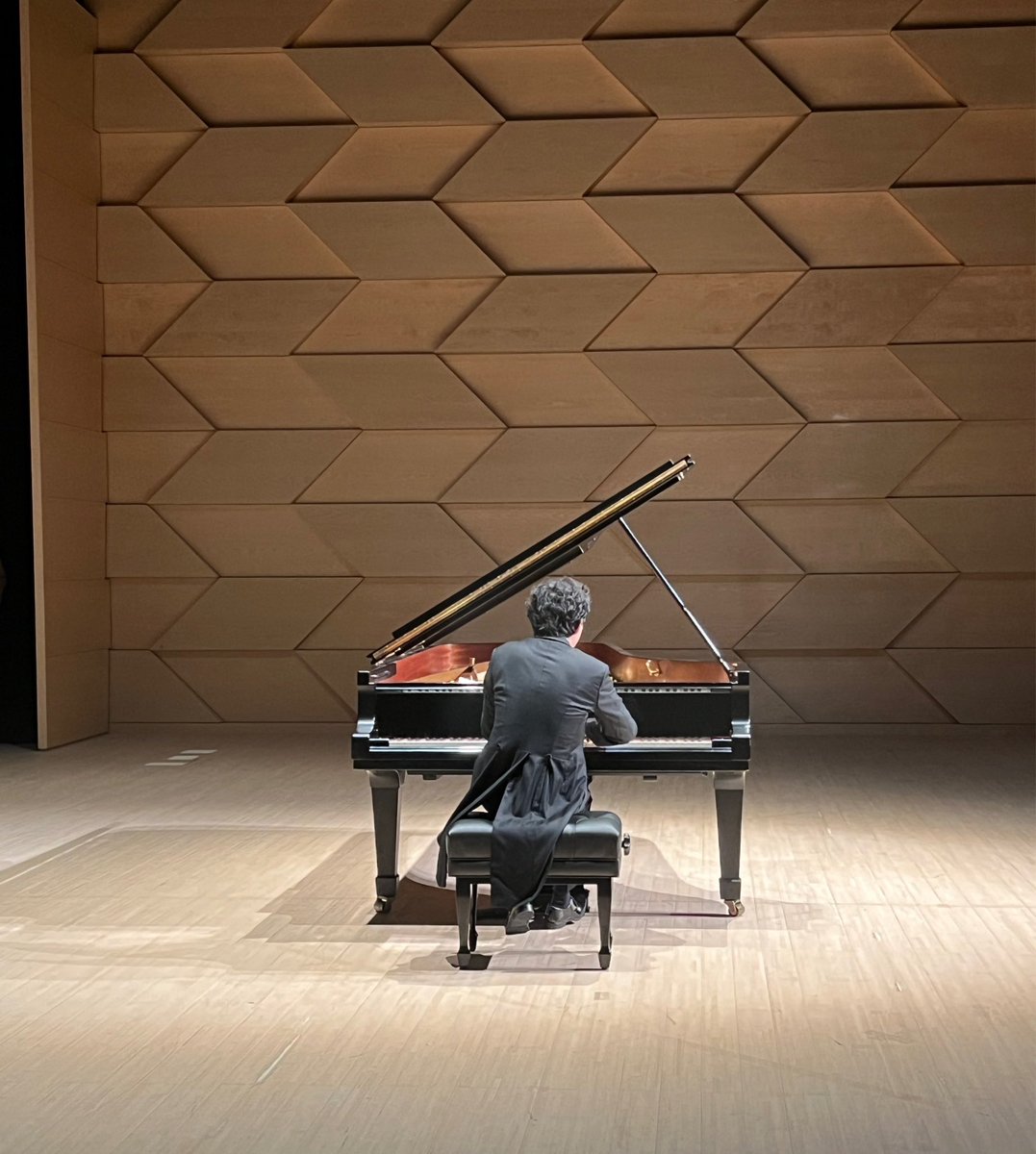 YundiMusic's tweet photo. Japan Tour first concert in Mito😀
Thanks for your love and enthusiasm.
Let’s start the Mozart music journey together.
#YundiplaysMozart #YundiJapanTour #YundiSonataProject #piano #ClassicalMusic
#Tokyo #mitoshi https://t.co/KuAJpyvYJo